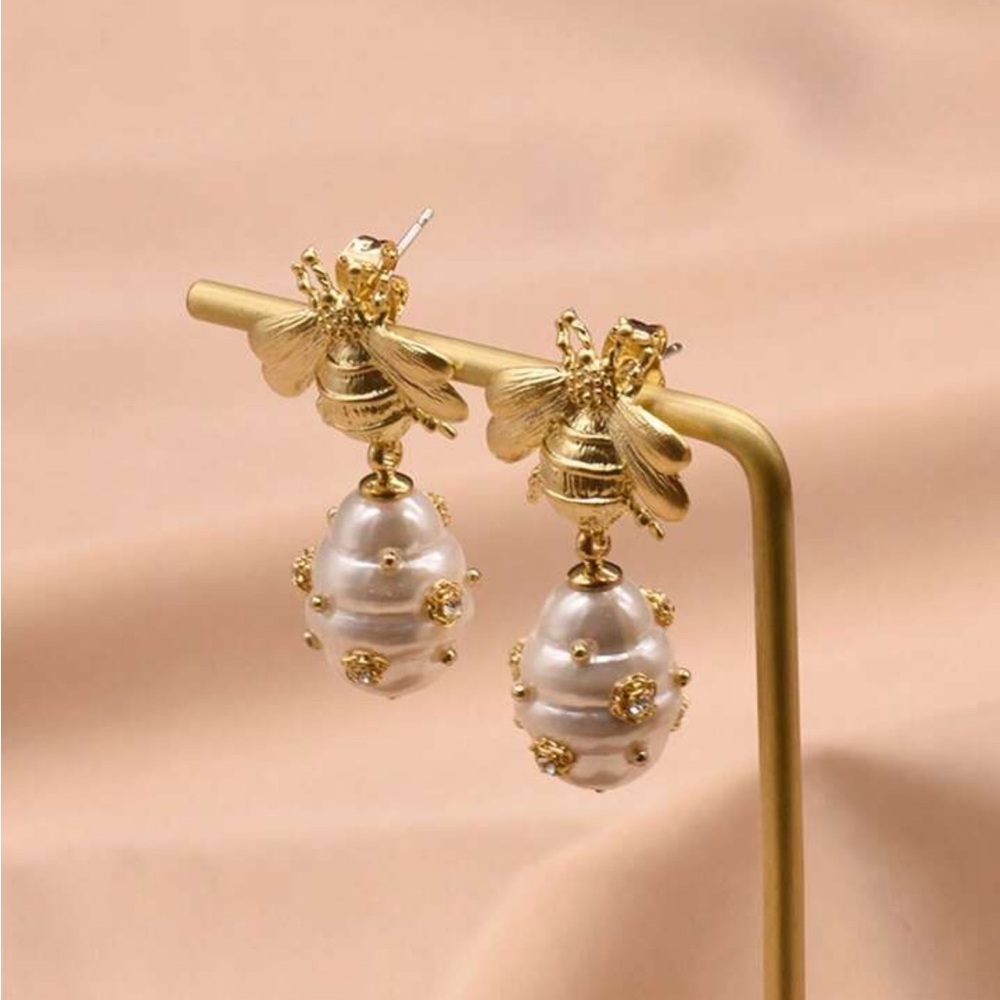 NWT bee and large pearl honey drop earrings